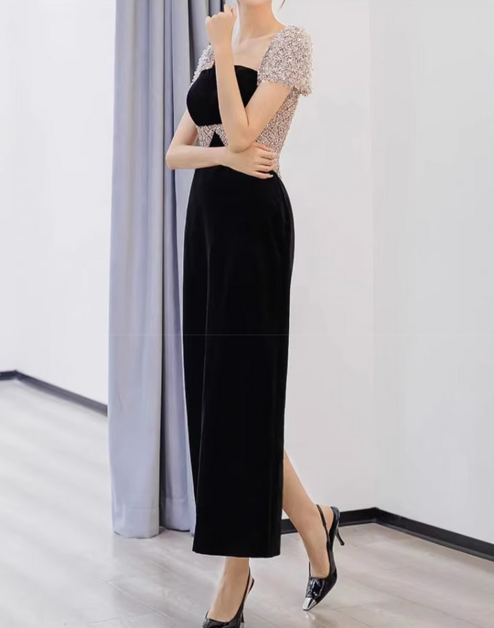 فستان عمودي مخملي مع صدّار مزخرف – أيلة