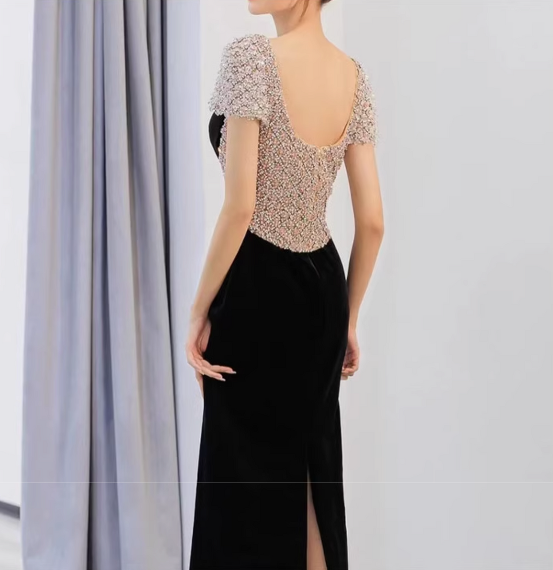 فستان عمودي مخملي مع صدّار مزخرف – أيلة