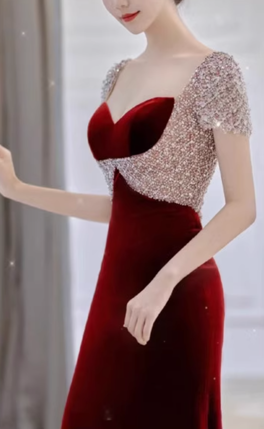 فستان عمودي مخملي مع صدّار مزخرف – أيلة