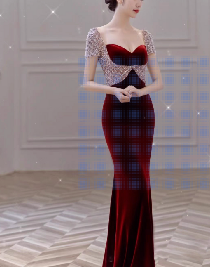 فستان عمودي مخملي مع صدّار مزخرف – أيلة