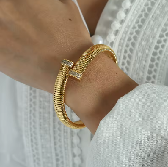 driekwart mouw overslagjurk met pailletten revers en bloemenapplicatie – ALINA 