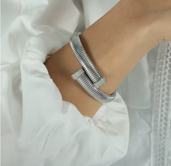 driekwart mouw overslagjurk met pailletten revers en bloemenapplicatie – ALINA 