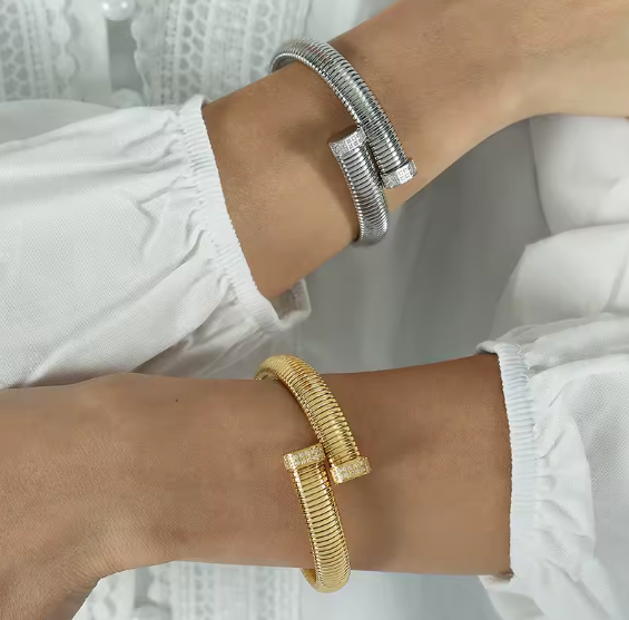 driekwart mouw overslagjurk met pailletten revers en bloemenapplicatie – ALINA 