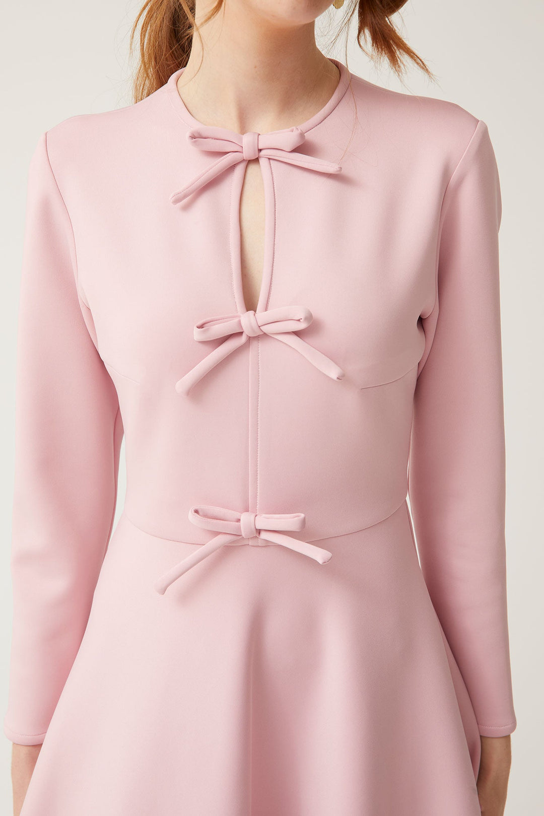 فستان ميدي بأكمام طويلة مع لمسات فيونكة – فيرينا