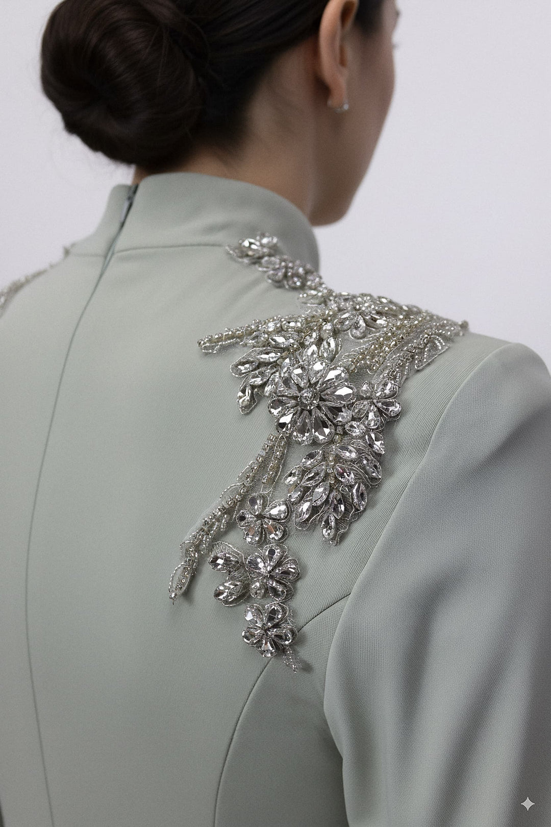 فستان حورية البحر بأكمام طويلة وكتف مزخرف – سيج
