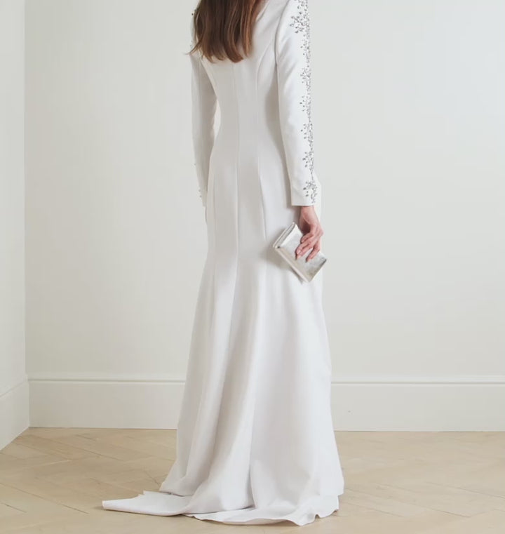 Embellished long-sleeve gown with fitted silhouette – Ziarre
