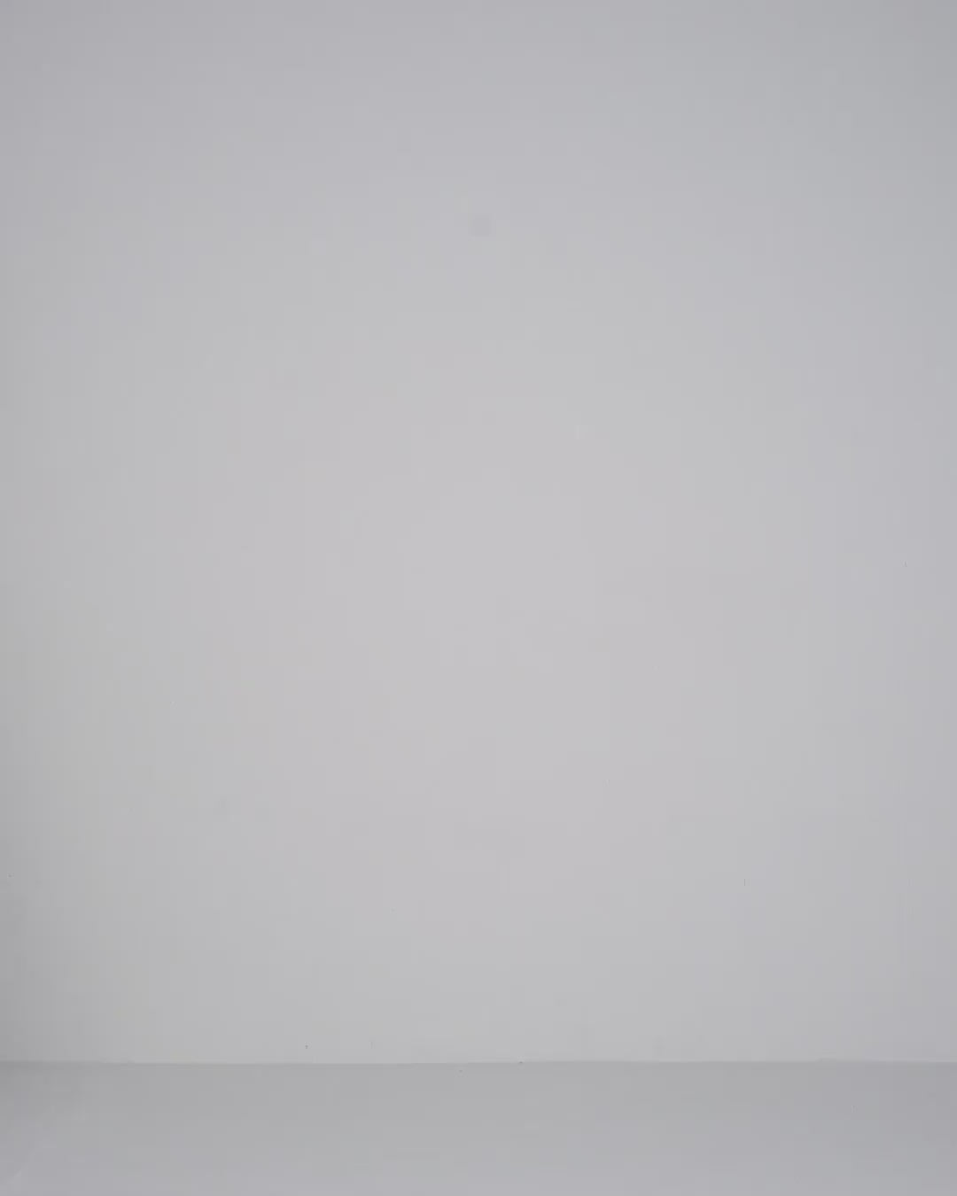 فستان عمودي بفتحة رقبة على شكل حرف V مع عباءة ماكسي