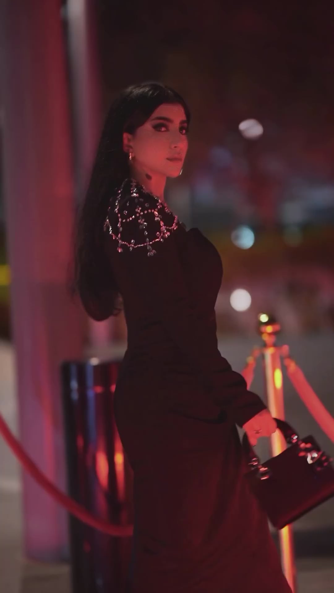 فستان عمود أسود بأكتاف مزينة بالخرز وأكمام طويلة - تلقو